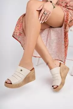 Бежевые женские кожаные босоножки на танкетке из натуральной кожи CRZ-1006