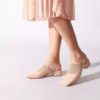 Бежевые женские мятые тапочки из лакированной кожи с камнями