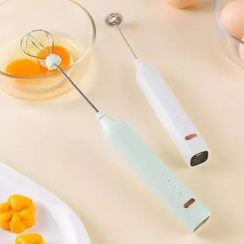 Безопасный электрический венчик с одним ключом. USB-зарядка. Начало взбивания. зелёный