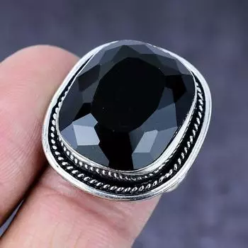 Кольцо из серебра 925 пробы с черным камнем шпинель, размер 8, G6r26