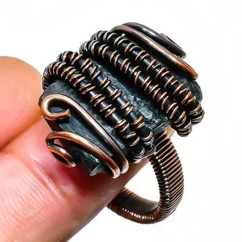 Ювелирное кольцо ручной работы из медной проволоки с черным турмалином, размер 9,5