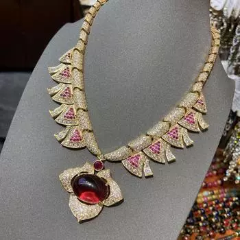 Благородное веерообразное ожерелье, слегка украшенное розово-красными цирконами, позолоченное медное ожерелье, роскошная подвеска в виде цветка из рубина.