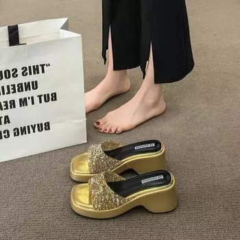 Блестки, внешняя часть головы, темперамент на толстой подошве, односложные классные тапочки, женская летняя новинка 2024 года, сверкающая корейская версия высоких каблуков 35 золотой