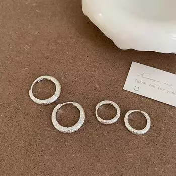 Блестящие металлические застежки для ушей Женские нишевые дизайнерские серьги Простой продвинутый стиль Модный темперамент Универсальные серьги