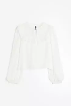Блузка с пышными рукавами и кружевной вставкой