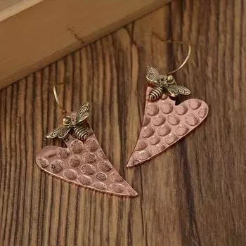 Богемные кованые медные серьги-сердечки в деревенском стиле с крошечными акцентами в виде медоносных пчел, винтажные украшения в стиле бохо в деревенском стиле, вещи в стиле ретро золотой