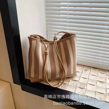 Большая емкость типа ведро 2024 осень новый дизайн универсальная повседневная полосатая сумка через плечо сумка-мессенджер женская чёрный