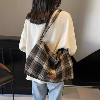 Большая вместительная шерстяная сумка через плечо в студенческом стиле чёрный