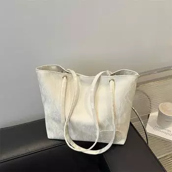Большая вместительная сумка для женщин 2025 года, новая модная сумка через плечо с высоким чувством, летняя сумка-тоут super fire белый