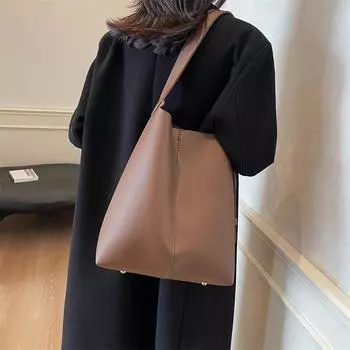 Большая вместительная сумка женская новая осенне-зимняя мода 2024 года, широкополосная простая повседневная сумка-ведро, корейская версия, сумка-мессенджер через плечо коричневый