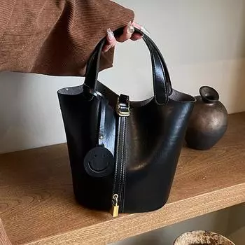Большая вместительная сумка женская осенне-зимняя универсальная сумка 2024 года, новая модная сумка через плечо женская ретро-переносная сумка-ведро чёрный