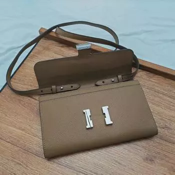 Большая вместительная женская сумка через плечо из натуральной кожи с модным узором в виде пальмы светло-серый