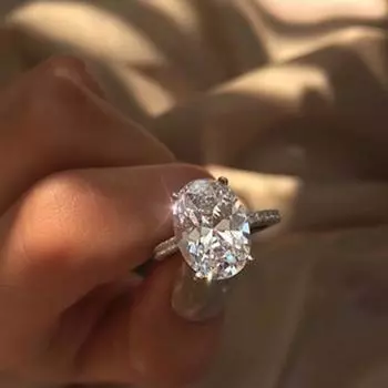 Большие овальные кольца с цирконом из белого золота популярны среди помолвленных женщин. 5