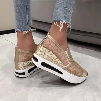 Большие размеры на толстой подошве с танкеткой, женские летние туфли на увеличение роста в пределах 2024 года, повседневные сетчатые дышащие ленивые одинарные туфли 35 золотой
