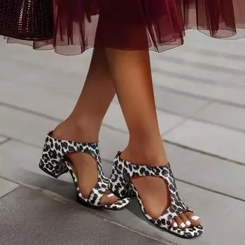 Большие размеры Женская обувь Открытые носки Женские тапочки Модные модельные тапочки Женские разноцветные босоножки на толстом каблуке с квадратным носком 35