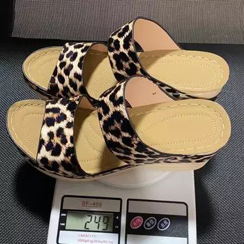 Большие размеры женские сандалии лето 2024 новые танкетка каблук змеиный узор односложные женские тапочки 35