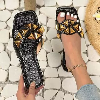 Большие размеры женские тапочки с одним словом 2024 новая летняя одежда с заклепками инкрустированные квадратные сандалии на плоской подошве женские 36 чёрный