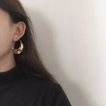 Большие серьги-кольца гиперболы неправильной формы из листового металла Крупные массивные серьги-кольца золотой