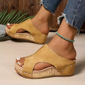 Большие тапочки 43 размера на наклонном каблуке женские летние 2025 новые европейские и американские маффин легкие заклепки рыбий рот тапочки женские 36 жёлтый