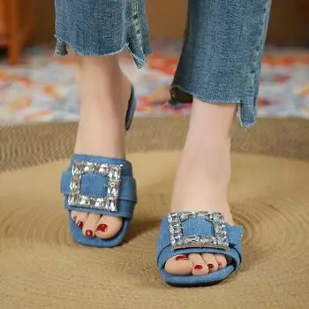 Большие тапочки женские летние 2025 года новые модные на низком каблуке с квадратной пряжкой и стразами простые односложные тапочки женская модная верхняя одежда 35 чёрный