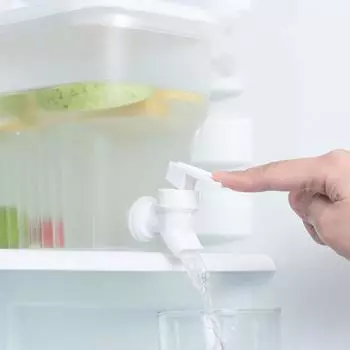 Большой холодильник, холодный чайник с краном, бутылка лимонада, посуда для напитков, чайник, диспенсер для напитков, ведро для холодной воды, кухня