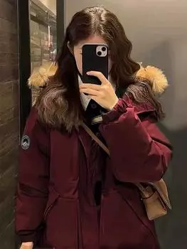 Большой меховой воротник с отделкой побеждает женские зимние пуховики, а женские короткие модели становятся толще, повседневные студенческие куртки в тренде S