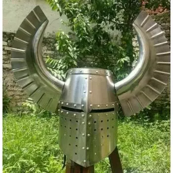 Большой шлем средневекового рыцаря с тевтонским гребнем серебряный