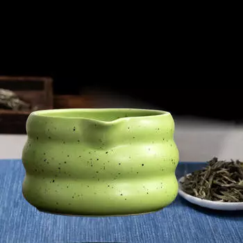 Бол в керамической посуде матча с принадлежностями для чайной церемонии зелёный
