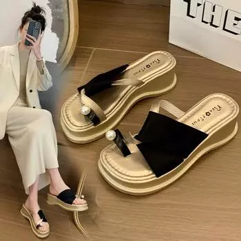 Босоножки на танкетке женские 2024 года, модная летняя новая мода, универсальный стиль, жемчужная верхняя одежда, толстая подошва, однорядные тапочки, женская обувь 35 чёрный