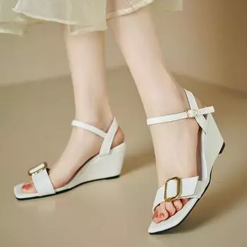 Босоножки на танкетке женские белые с открытым носком и металлической пряжкой мягкие кожаные тонкие очень высокие каблуки 2025 лето новые 34 белый