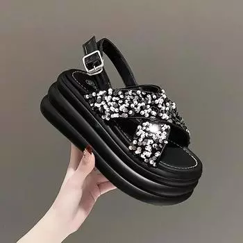 Босоножки на толстой подошве с пряжкой и ремешком, шикарные женские летние тапочки на высокой платформе с танкеткой, женские новые металлические украшения, толстые шлепанцы 7 см 34 чёрный