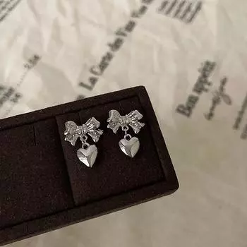 Серьги-пусеты с бантом Love из металла Женские Нишевые Сладкие Милые Легкая Роскошь Элегантный Темперамент Модные Универсальные Серьги