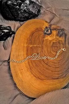 Браслет-цепочка с надписью «Любовь» золотого цвета