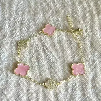 Браслет Cherry Blossom Pink~Four Leaf Clover с легкой роскошью и ощущением высокого класса, сверкающий темперамент циркона 17CM