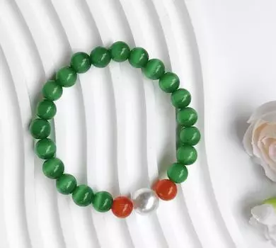 Браслет из глянцевых сухоцветов со стеклянными бусинами и акцентами «кошачий глаз»