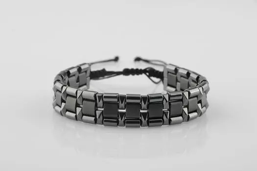 Браслет из натурального камня с гематитовым дизайном