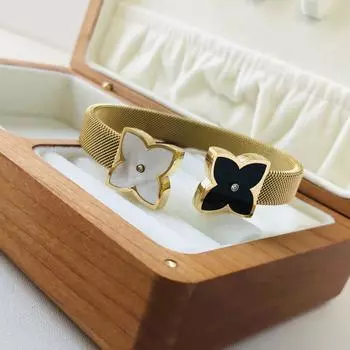 Браслет из нержавеющей стали с сетчатым ремешком и отверстием в форме буквы С. Эластичный браслет из ракушки из черного акрила с четырьмя цветочными листьями.