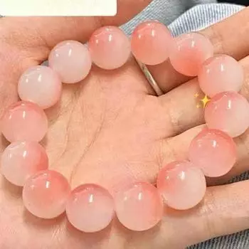 Браслет из прозрачного белого нефритового стекла с пальцами, обернутыми в мягкий градиентный розовый браслет розовый