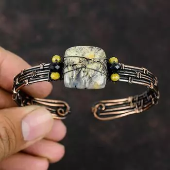 Браслет-манжета из агата с перьями, обернутый проволокой, с черными ониксовыми и красными коралловыми бусинами, браслет из медной проволоки, ювелирные изделия ручной работы, регулируемый браслет, подарок для мамы