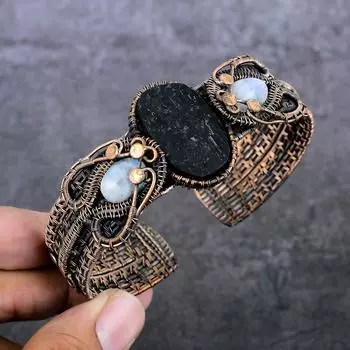 Браслет-манжета из натурального черного турмалина, лунного камня, медной проволоки, регулируемый V8l13