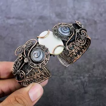 Браслет-манжета из натурального перламутра, лунного камня, медной проволоки, регулируемый, R7p50