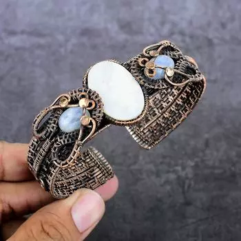 Браслет-манжета из натурального перламутра, лунного камня, медной проволоки, регулируемый P7S29