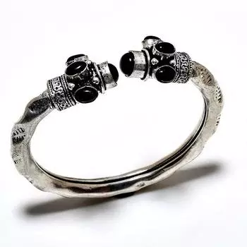 Браслет-манжета ручной работы с черным ониксом и драгоценным камнем 925 пробы с серебряным покрытием