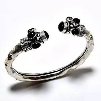 Браслет-манжета ручной работы с черным ониксом и драгоценным камнем 925 пробы с серебряным покрытием