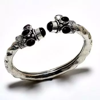 Браслет-манжета ручной работы с черным ониксом и драгоценным камнем 925 пробы с серебряным покрытием