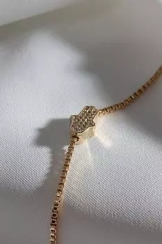 Браслет на руку матери Фатмы золотого цвета небольшого размера с камнем циркония