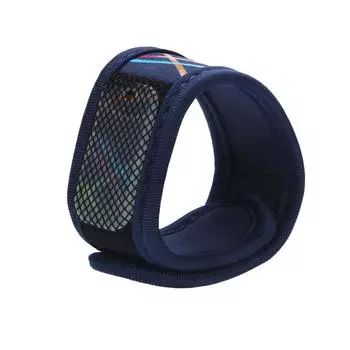 Браслет от комаров на запястье 2