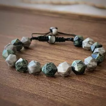 Браслет ручной работы из натуральной необработанной руды — огранка, полировка и совершенство — каждая бусина тщательно отбирается владельцем — гарантия качества — воплощение современных тенденций A