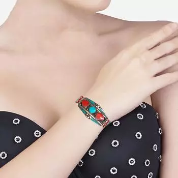 Браслет ручной работы из непальской бирюзы с красным тибетским драгоценным камнем