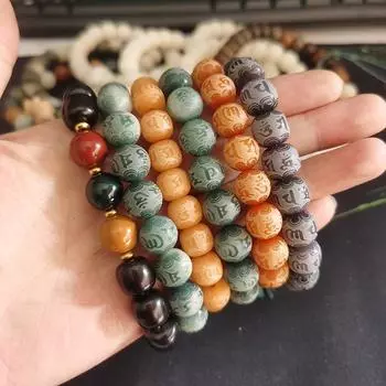 Браслет с восемнадцатью семенами зеленого сандалового дерева, обернутый вокруг пальцев